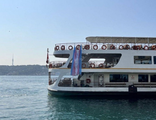 Şehir Hatları Vapurunda Trans Bayrağı Dalgalandı