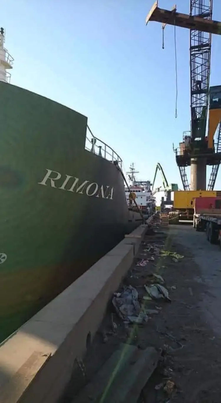 Usta Gemici kamyon ve vinç arasında sıkışıp, iç kanamadan dolayı hayatını kaybetti.