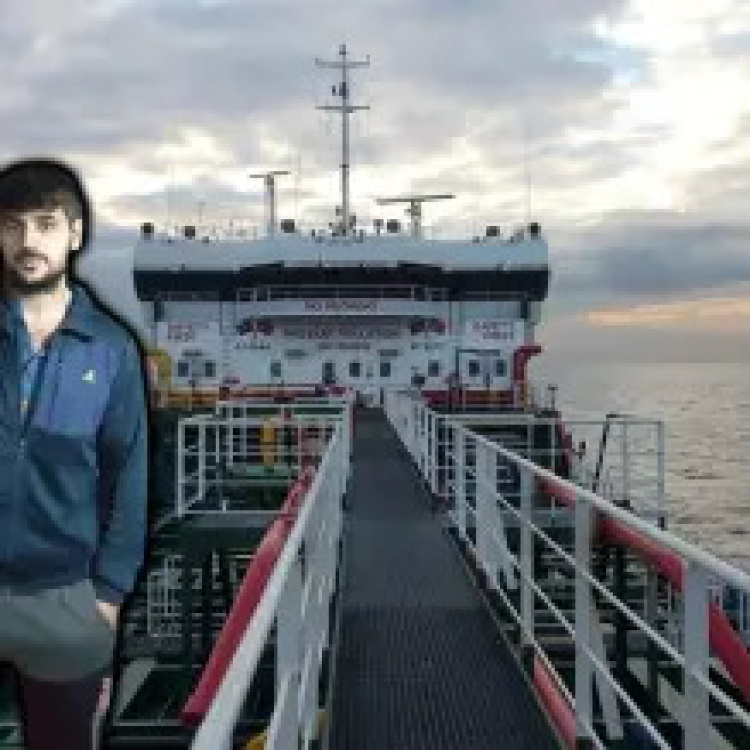 FETÖ'den tutuklanan Mansimov'un altı gemisi Zeytinburnu açıklarında kaderine terk edildi: Parasını alamayan gemiciler yardım bekliyor